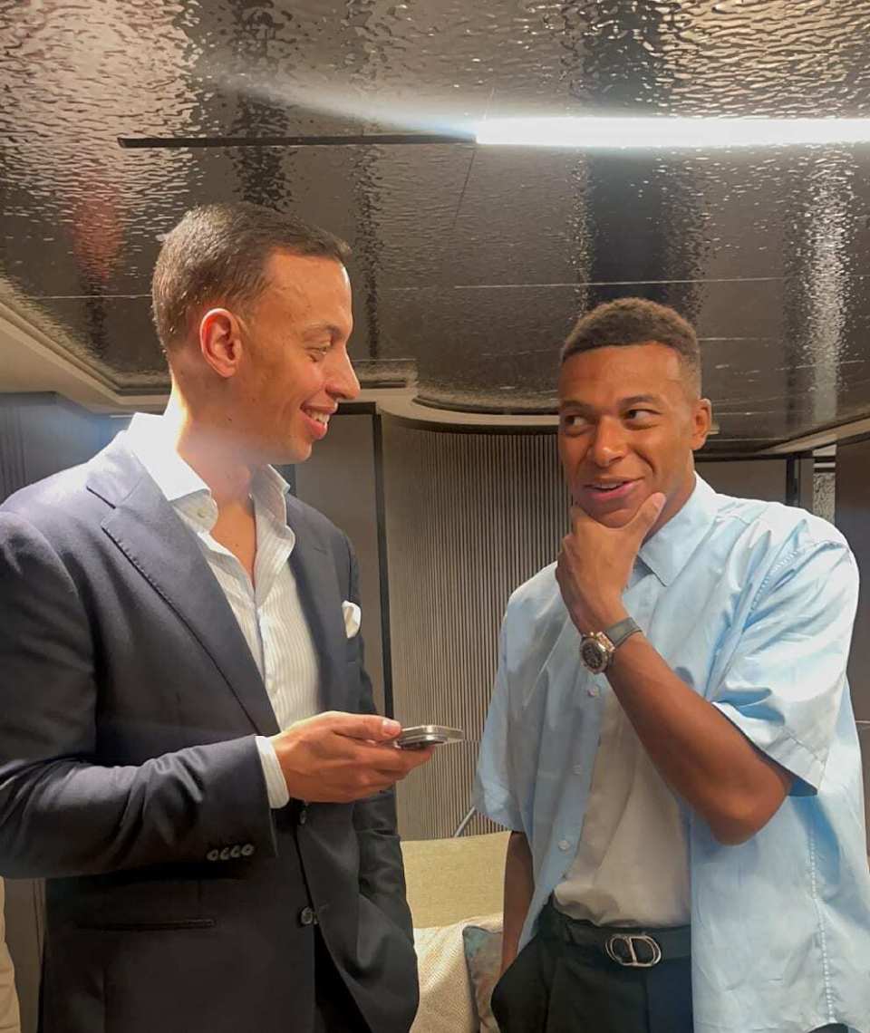 更衣室里会, 那您觉得谁, 或许是阿森